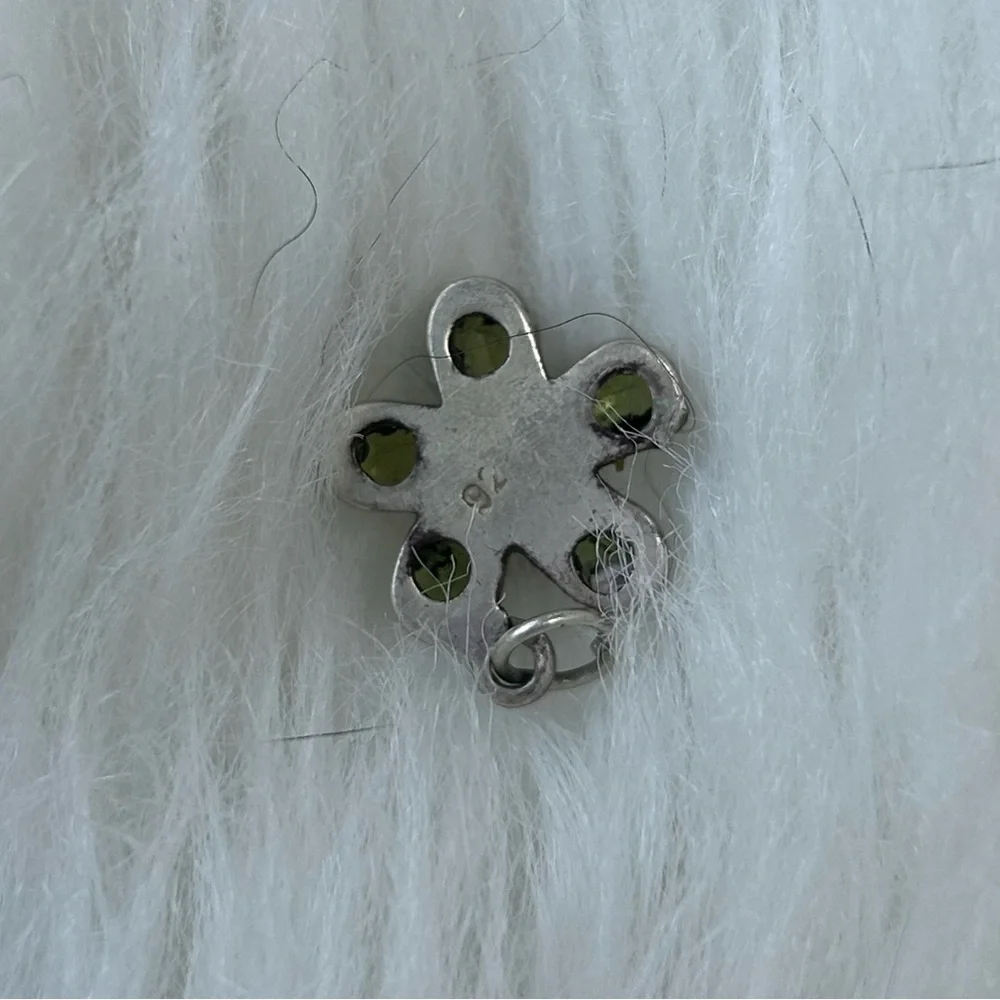 Sterling silver & peridot flower pendant - Picture 2 of 4